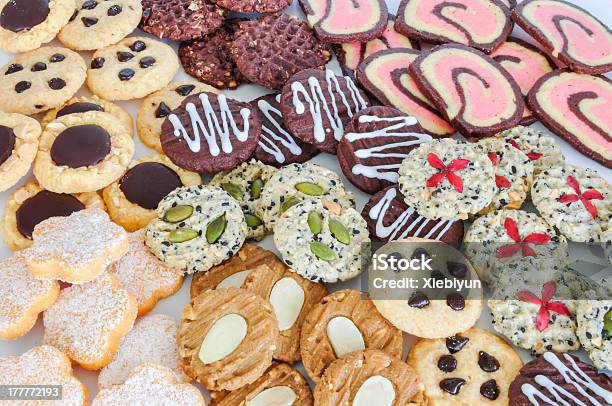 Colorido Combinación De Decoración De Cookies Foto de stock y más banco de imágenes de Al horno - Al horno, Alcorza, Alimento