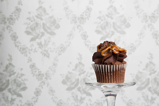 Cтоковое фото Chocolate Fudge Cupcake на пьедестал