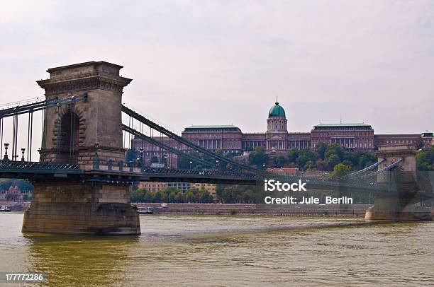 Ponte Das Correntes E Castelo - Fotografias de stock e mais imagens de Ao Ar Livre - Ao Ar Livre, Arquitetura, Budapeste