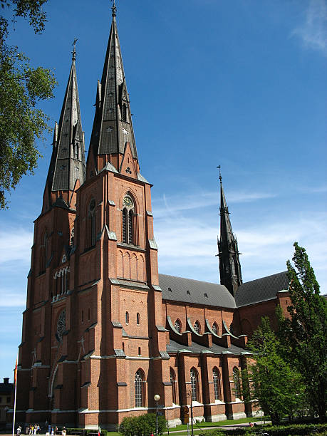 domkyrkan à uppsala - uppsala cathedral photos et images de collection