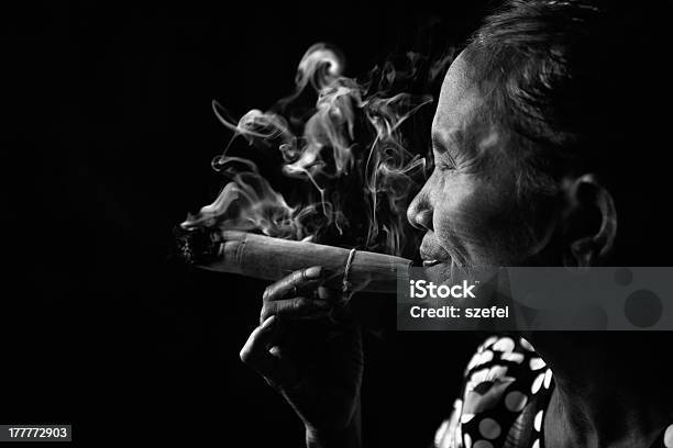Photo libre de droit de Old Fumeur banque d'images et plus d'images libres de droit de Culture indigène - Culture indigène, Myanmar, Adulte
