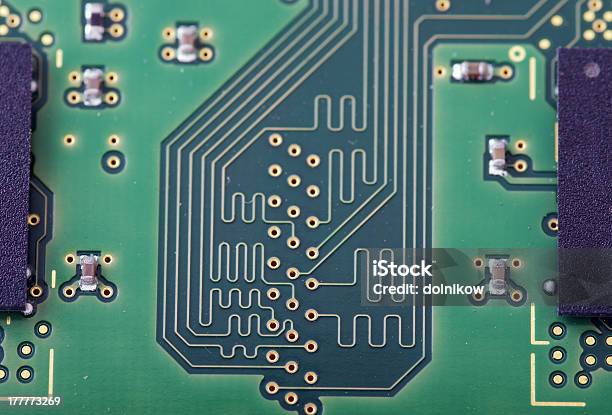 Photo libre de droit de Vert Ordinateur Clavier Avec Des Chips Et De Composants banque d'images et plus d'images libres de droit de Assiette