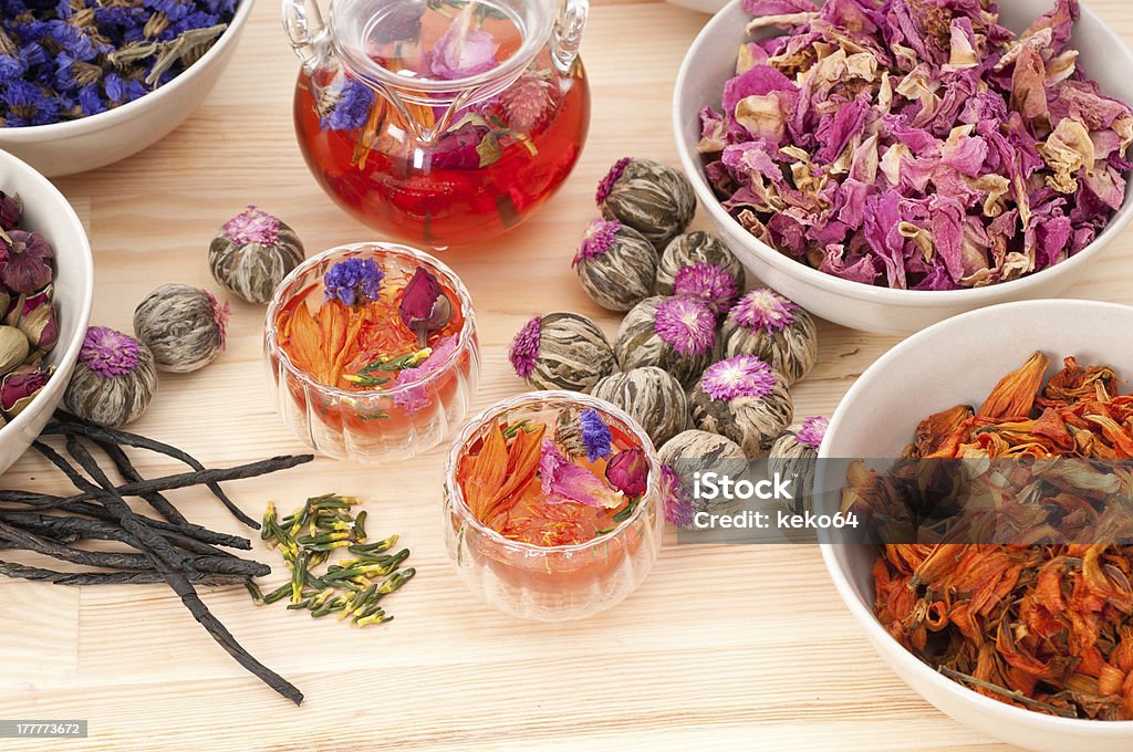 Herbal natürliche Blumen-Tee mit trockenen Blumen - Lizenzfrei Ausgedörrt Stock-Foto