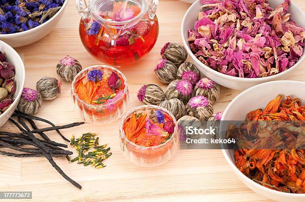 Infusão De Chá De Ervas Naturais Floral Com Flores Secas - Fotografias de stock e mais imagens de Alimentação Saudável