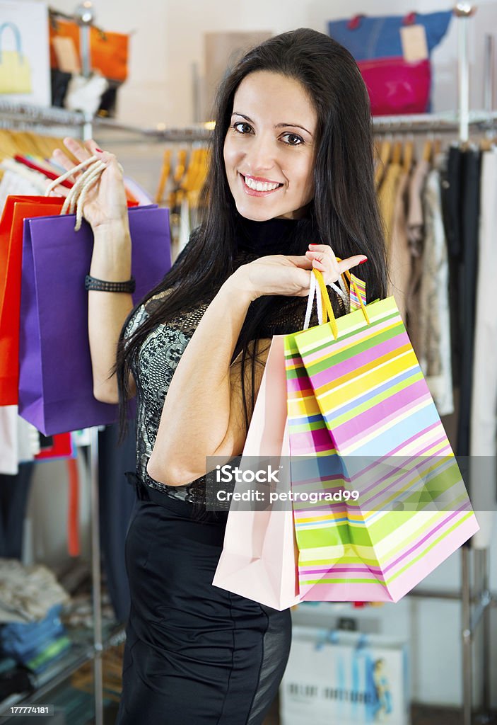 Jeune jolie brunette boutiques - Photo de Accro du shopping libre de droits
