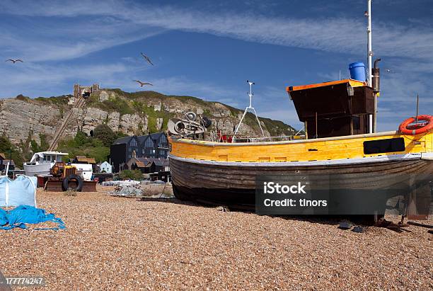 トロール漁船ヘイスティングズジョンフィッシング - ヘイスティングズのストックフォトや画像を多数ご用意 - ヘイスティングズ, 浜辺, イギリス