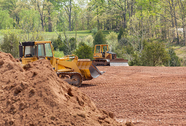 большой экскаватор digger clearing земля - earth mover working field dirt стоковые фото и изображения