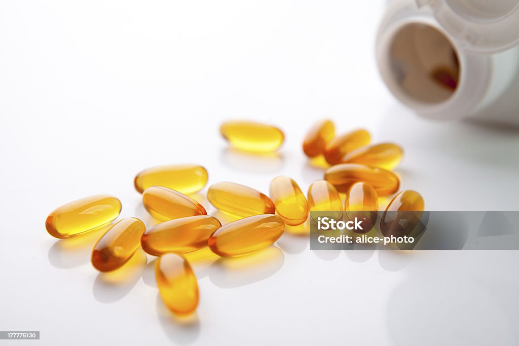 Vitamine Huile de poisson capsules sur fond blanc - Photo de Aliments et boissons libre de droits