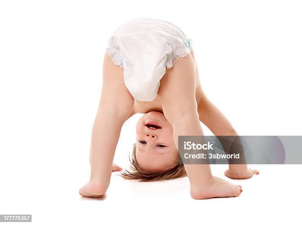 Bambino Nel Pannolino In Piedi Sulla Sua Testa - Fotografie stock e altre immagini di Bebé - Bebé, Pannolino, Scontornabile