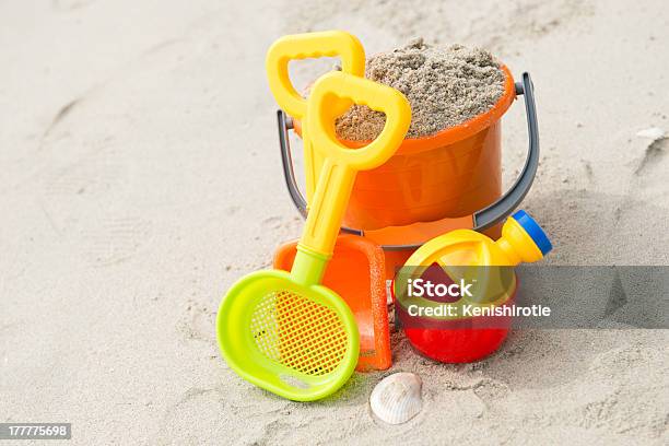 Brinquedos De Praia - Fotografias de stock e mais imagens de Areia - Areia, Balde, Balde e Pá