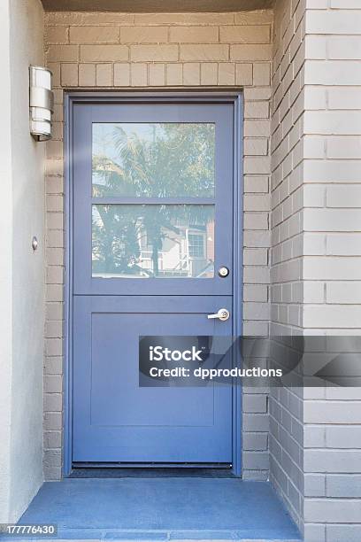 Azul Porta Da Frente Da Casa - Fotografias de stock e mais imagens de Ao Ar Livre - Ao Ar Livre, Campainha - Entrada de Edifício, Alpendre