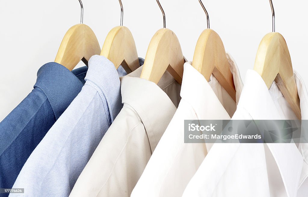 Camisas nos hangares - Royalty-free Limpeza a Seco Foto de stock