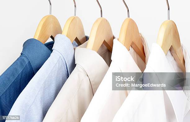 Camisas Nos Hangares - Fotografias de stock e mais imagens de Limpeza a Seco - Limpeza a Seco, Linho - Têxtil, Roupeiro