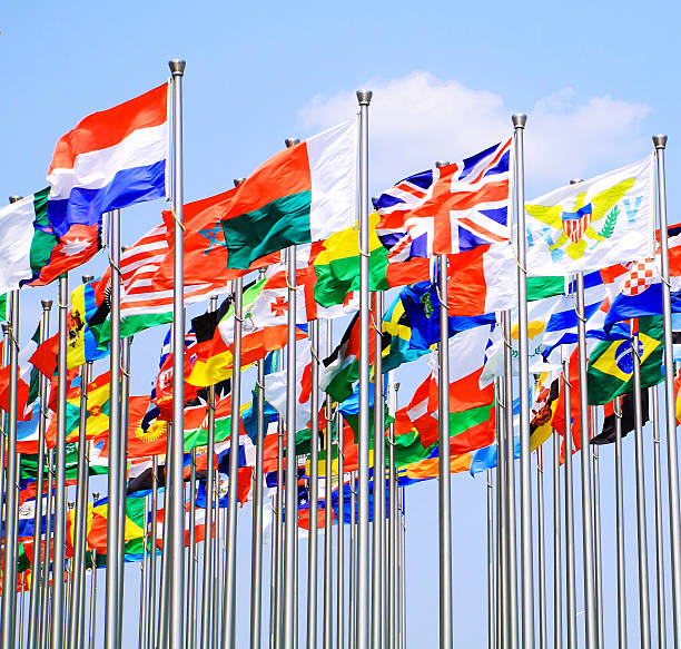 reino unido y mundo banderas nacionales está volando - british empire flag global uk fotografías e imágenes de stock