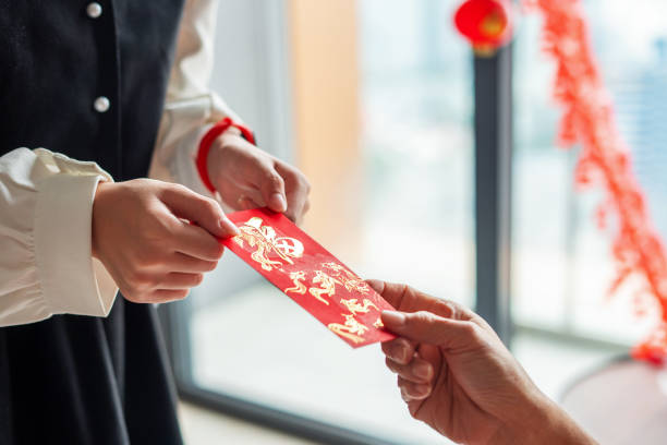 primo piano del regalo di hongbao (busta rossa) durante il capodanno cinese - hongbao foto e immagini stock