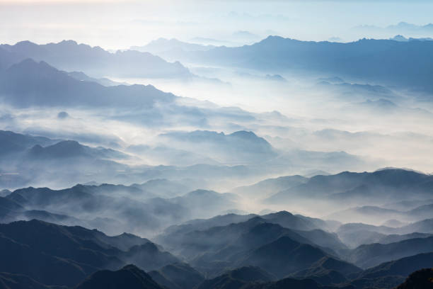 montagnes le matin par temps brumeux - landscape forest asia mountain photos et images de collection