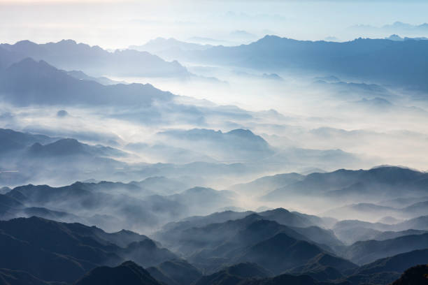 góry o poranku w mglisty dzień - landscape forest asia mountain zdjęcia i obrazy z banku zdjęć