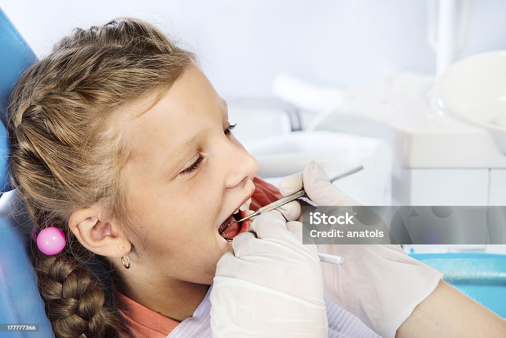 Grl in una Sedia del Dentista - Foto stock royalty-free di Allievo