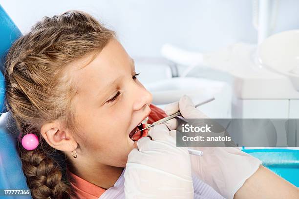 Grl In Una Sedia Del Dentista - Fotografie stock e altre immagini di Allievo - Allievo, Ambientazione interna, Ambulatorio dentistico