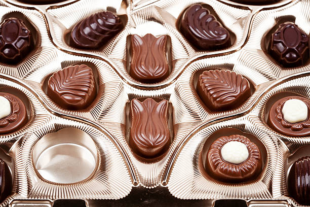 caixa de chocolates - single object absence craft chocolate candy imagens e fotografias de stock