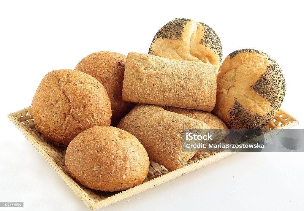 Varios buns y rollos en la cesta - Foto de stock de Alimento libre de derechos