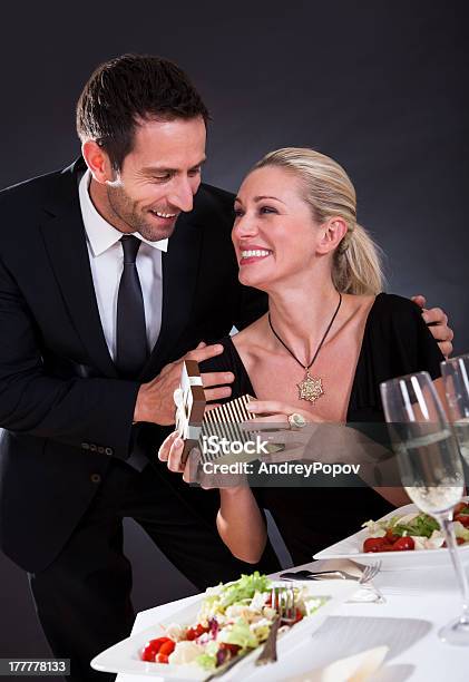 Romantisches Paar Im Restaurant Stockfoto und mehr Bilder von Alkoholismus - Alkoholismus, Champagnerglas, Date Night - Romance