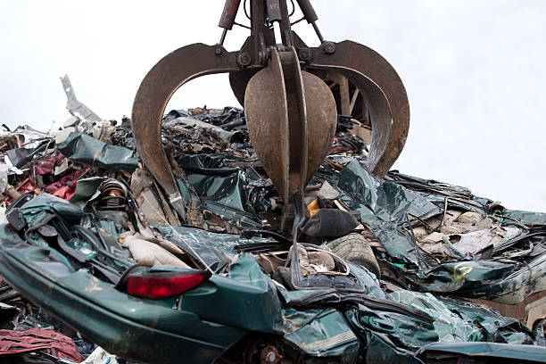 carro a garra - recycling center junkyard car scrap metal - fotografias e filmes do acervo