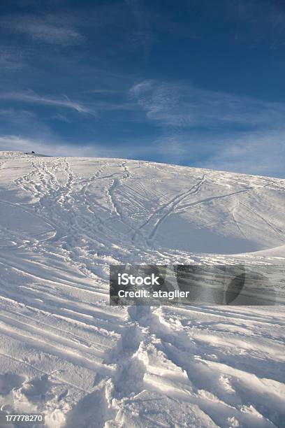 Foto de Faixas Na Neve e mais fotos de stock de Azul - Azul, Céu - Fenômeno natural, Dezembro