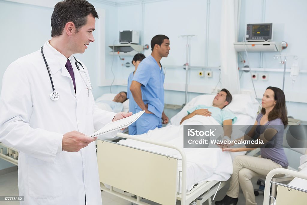 Médico segurando um ficheiro, olhando para o paciente - Royalty-free 20-29 Anos Foto de stock