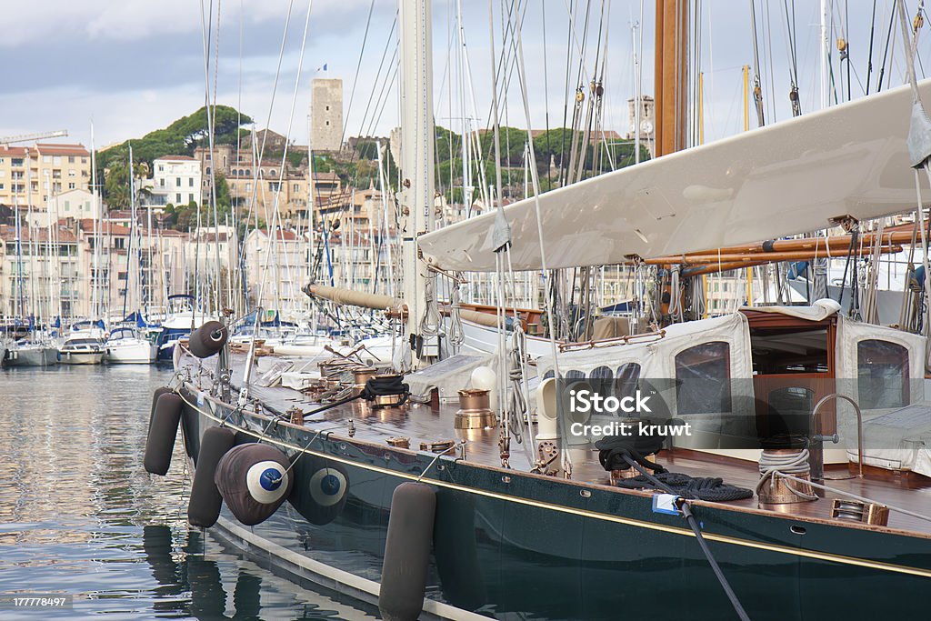 Cannes harbor mit Festung und Segeln Schiffe, Frankreich - Lizenzfrei Außenaufnahme von Gebäuden Stock-Foto