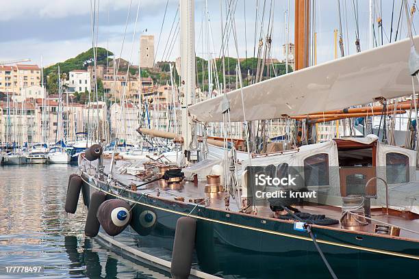 Cannes Harbor Mit Festung Und Segeln Schiffe Frankreich Stockfoto und mehr Bilder von Außenaufnahme von Gebäuden