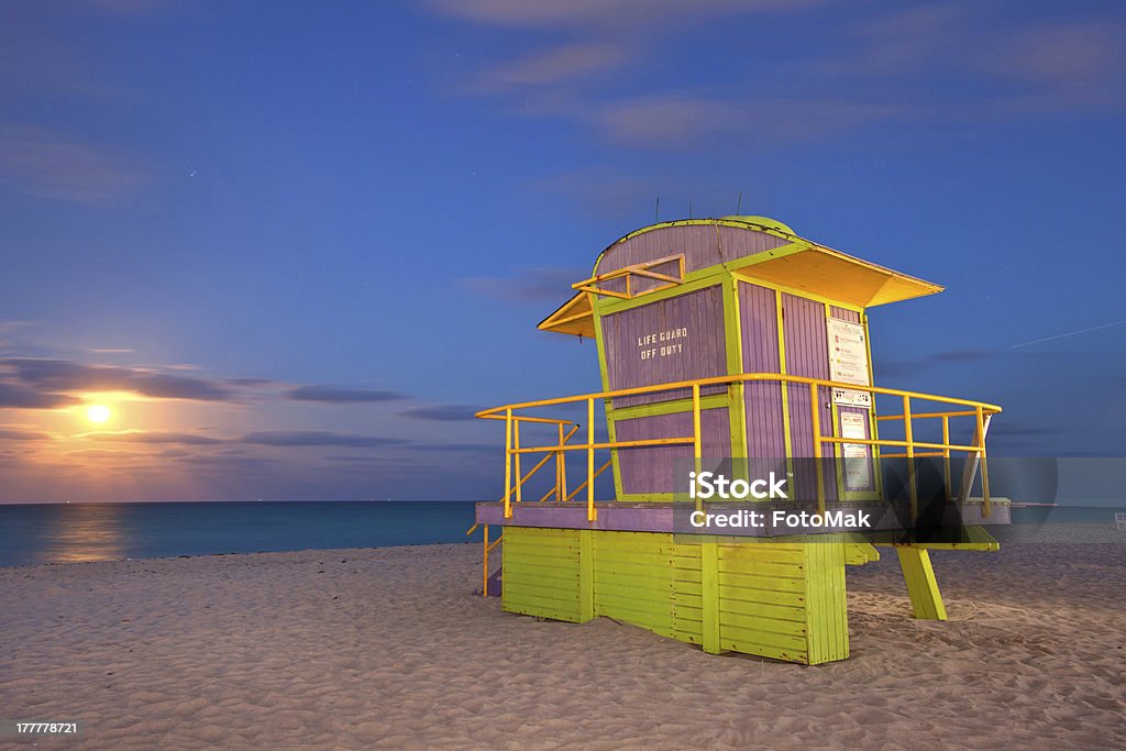 Miami Beach, Floride, coloré maison de maître-nageur de nuit - Photo de Miami libre de droits