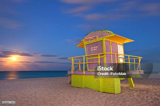 フロリダ州マイアミビーチカラフルな監視員のハウスの夜 - マイアミのストックフォトや画像を多数ご用意 - マイアミ, 夜, 浜辺