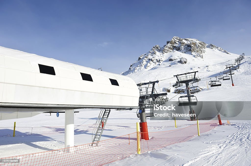 Wyciąg narciarski station - Zbiór zdjęć royalty-free (Alpy)
