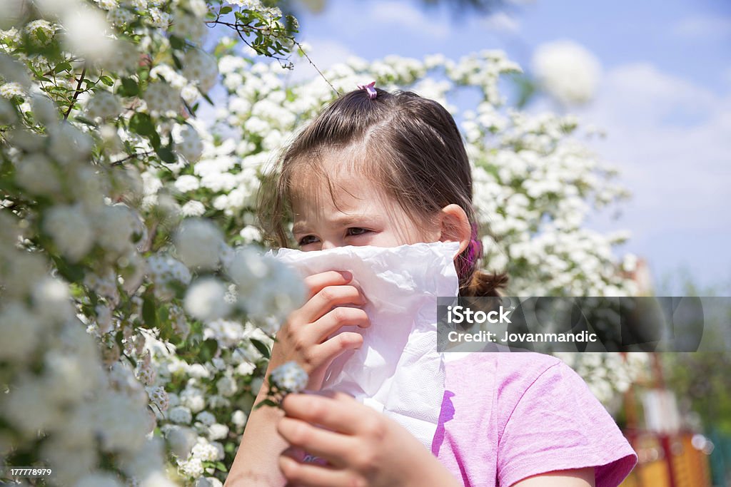 Kleines Mädchen ist die Ihre Nase weht - Lizenzfrei Allergie Stock-Foto