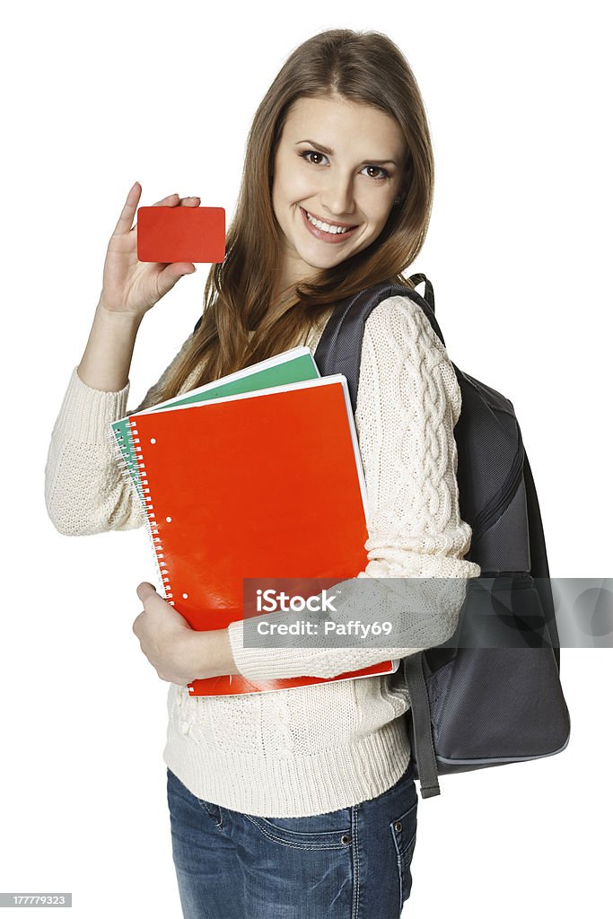 Mulher com mochila e blocos mostrando em branco cartão de crédito - Foto de stock de Adolescente royalty-free