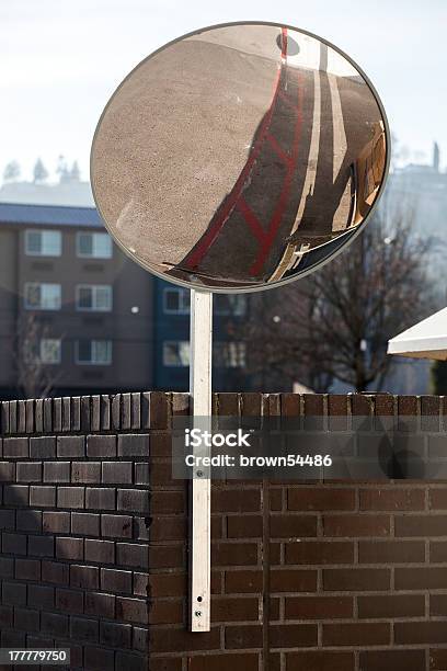 Traffico Specchio Montato Sul Muro Di Mattoni - Fotografie stock e altre immagini di Assistenza - Assistenza, Asta - Oggetto creato dall'uomo, Città