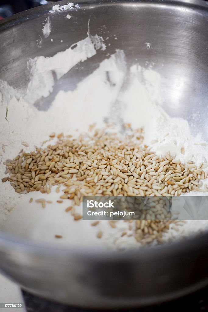 Pinienkern in ein Mehl - Lizenzfrei Backen Stock-Foto