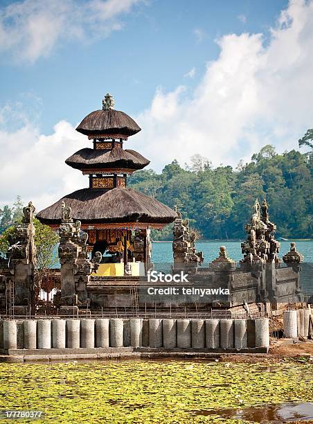 Templo Ulun Danu En Bali Indonesia Foto de stock y más banco de imágenes de Aire libre - Aire libre, Arquitectura, Asia