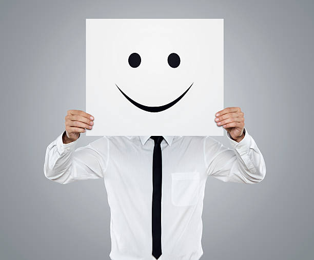 geschäftsmann holding weiße karte mit emoticon auf sie - dem menschlichen gesicht ähnliches smiley symbol stock-fotos und bilder