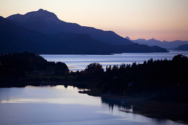 lago nahuel huapi, bariloche, patagônia, argentina - tree patagonia autumn green imagens e fotografias de stock