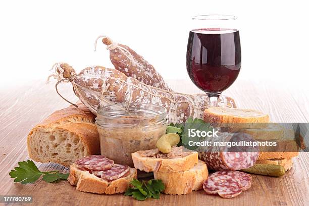 Composición Del Vino Pate Y Salchichas Foto de stock y más banco de imágenes de Foie Gras - Foie Gras, Tostada, Alimento