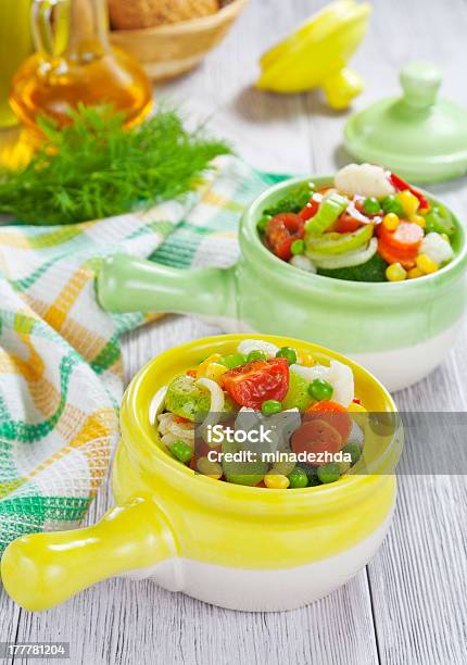 Gedünstetes Gemüse In Töpfen Stockfoto und mehr Bilder von Am Spieß gebraten - Am Spieß gebraten, Blumenkohl, Brokkoli