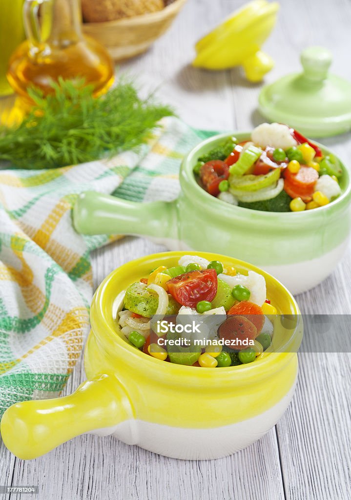 Vegetales al vapor en recipientes - Foto de stock de Alimento libre de derechos