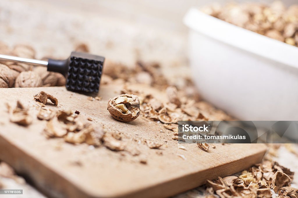 Décortiquer noix dans la cuisine - Photo de Aliment libre de droits