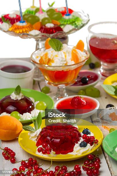 Verschiedene Desserts Stockfoto und mehr Bilder von Amerikanische Heidelbeere - Amerikanische Heidelbeere, Aufschäumen, Bauholz-Brett
