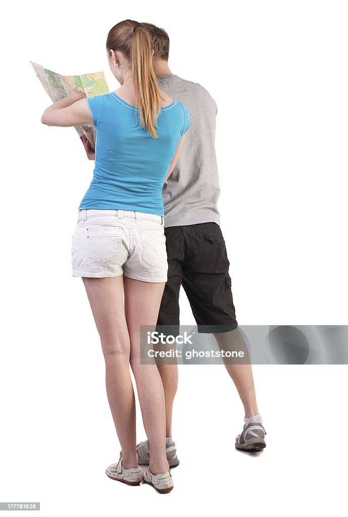 Vista posterior de viaje de la pareja joven mirando el mapa - Foto de stock de Adolescente libre de derechos