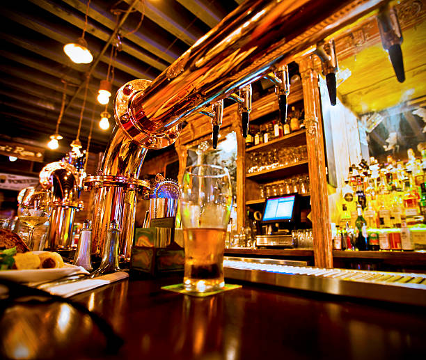 copo de cerveja e cerveja torneiras em um bar - gastro pub imagens e fotografias de stock