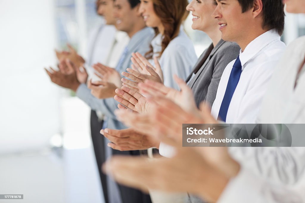 Pessoas em uma linha de aplaudir - Foto de stock de Aplaudindo royalty-free