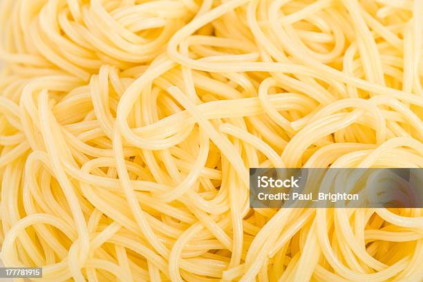 Foto de Espaguete e mais fotos de stock de Macarrão - Mostaccioli - Macarrão - Mostaccioli, Macarrão - Alimento básico, Plano de Fundo